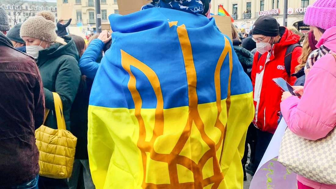 Teilnehmer der Ukraine-Solidemo am 26.2. am Münchner Stachus