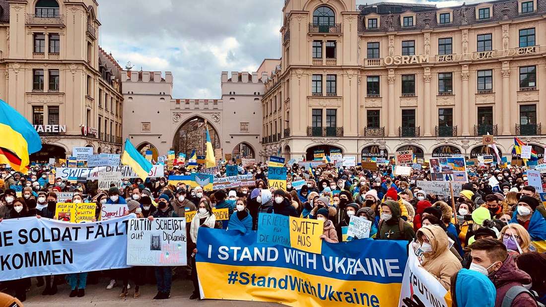 Solidaritäts-Demonstration für die Ukraine am 26.02.2022 am Stachus in München