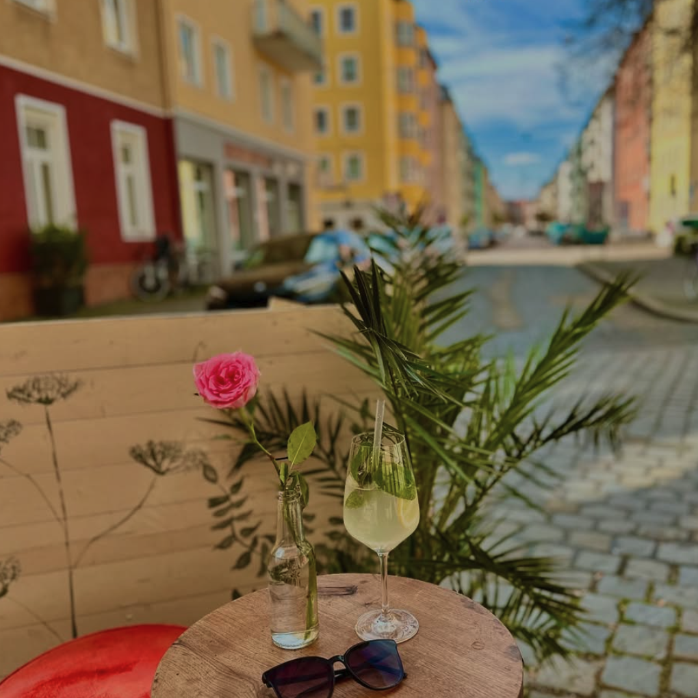 Café mit Terrasse: Freebird