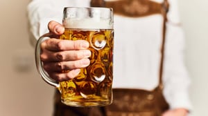 Die Preise auf dem Oktoberfest 2025: Meist über 15 Euro kostet die Maß Bier
