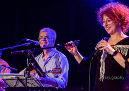 Sinem und Nikos singen Lieder der Ägäis