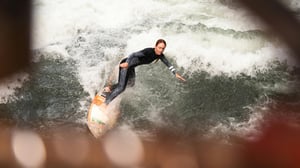 Eisbachwelle mit neuen Regeln wieder zum Surfen freigegeben