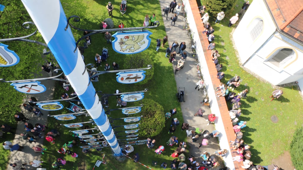 Maifeste außerhalb: der Gräfelfinger Maibaum