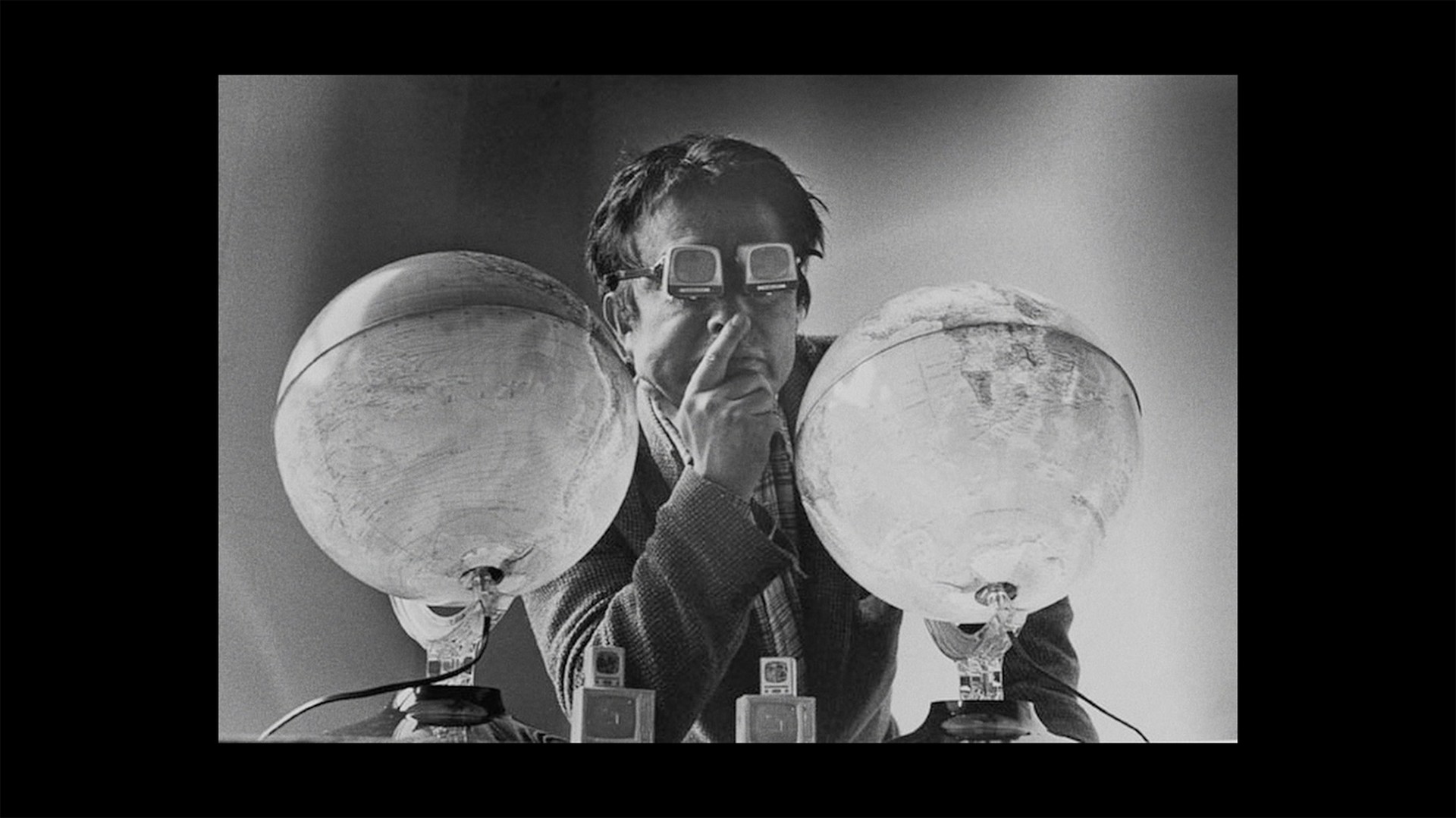 Bilder aus Nam June Paik: Moon is the Oldest TV