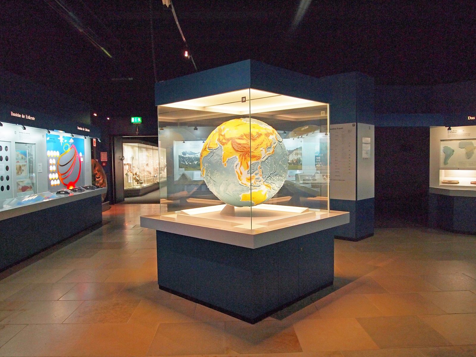 Großes Erdmodell in der Ausstellung Unruhiger Planet Erde im Museum Mensch und Natur