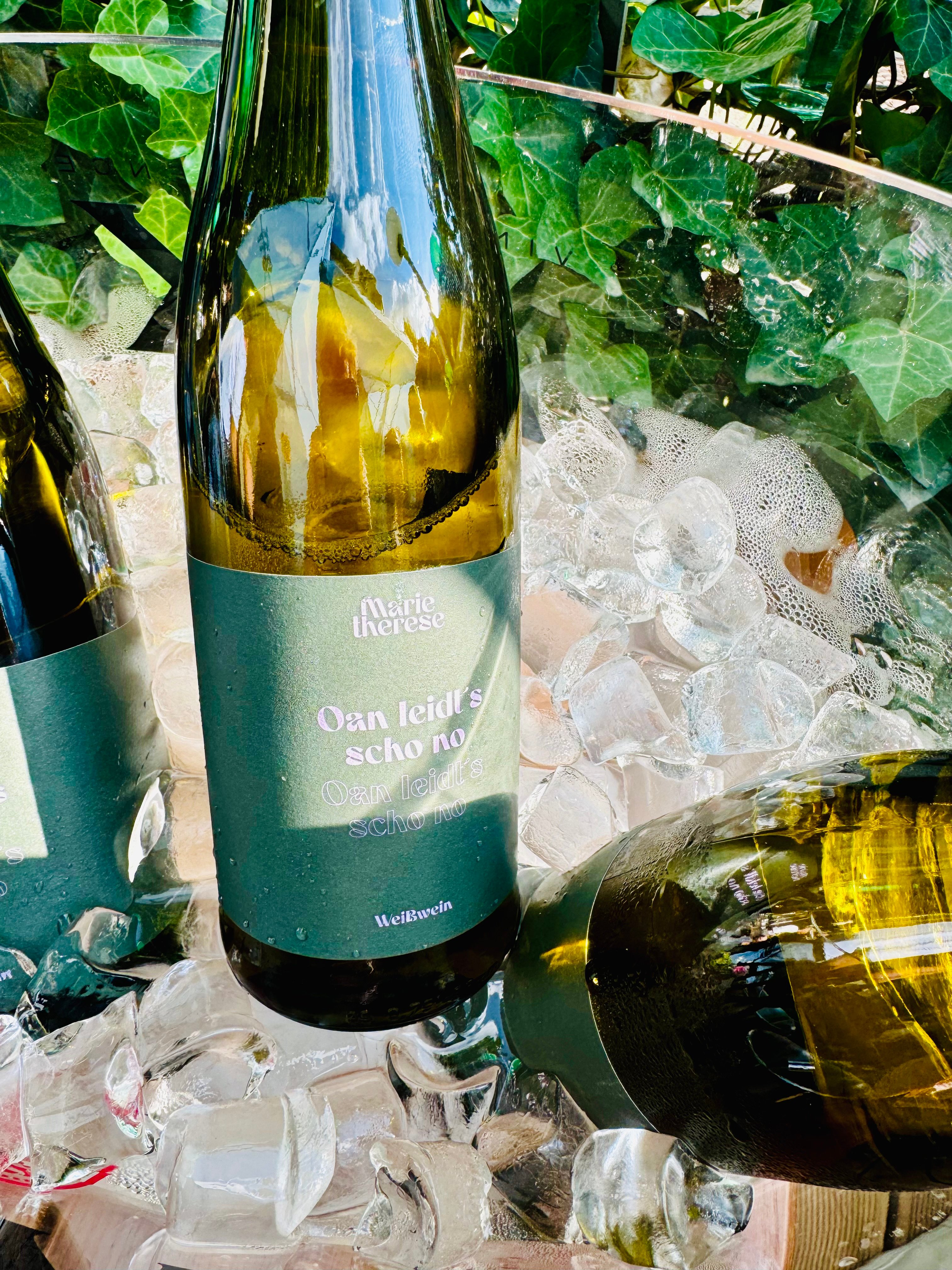 Hauswein-Glas und Krug mit Besteck, Salat und Blümchen auf einem Holztisch im Marie-Therese