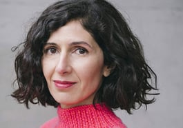 Nava Ebrahimi, „Und Federn überall“