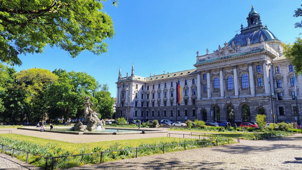 Der Neptunbrunnen vorm Justizpalast