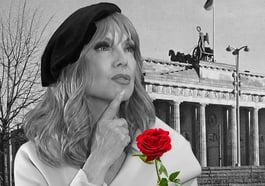 Cornelia Corba als Knef in „Verrückt ist normal“