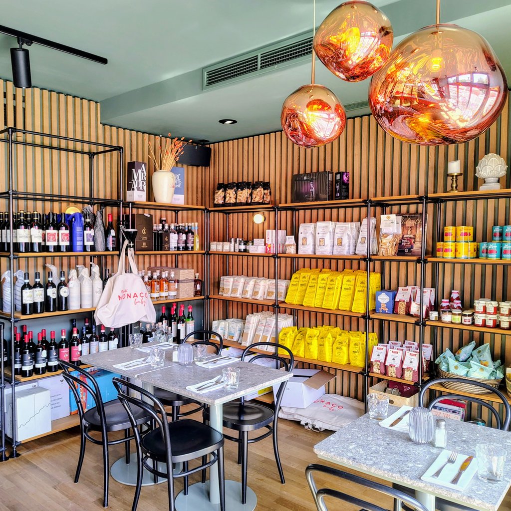 Speisen umgeben von Feinkost