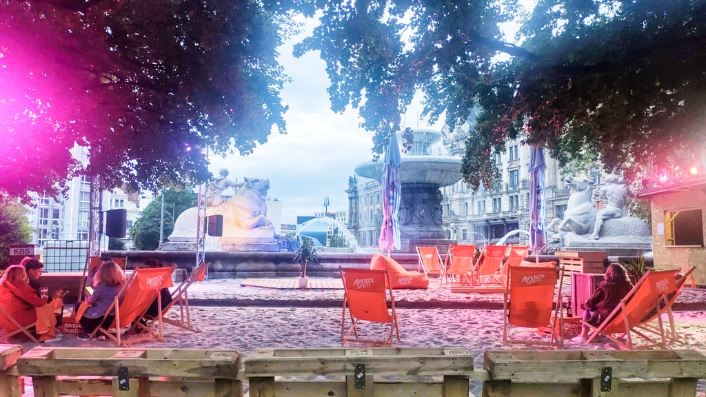 Beachclubs München: Der Maximiliansstrand mit Blick auf den Wittelsbacherbrunnen