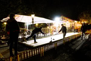 Eisstockschießen in winterlicher Atmosphäre 