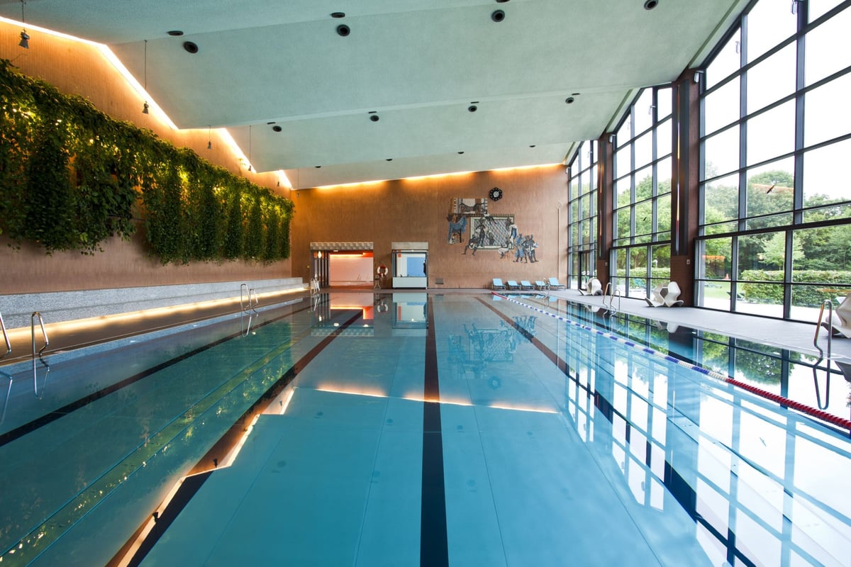 Südbad: Hallenbad mit Freiluft-Flair