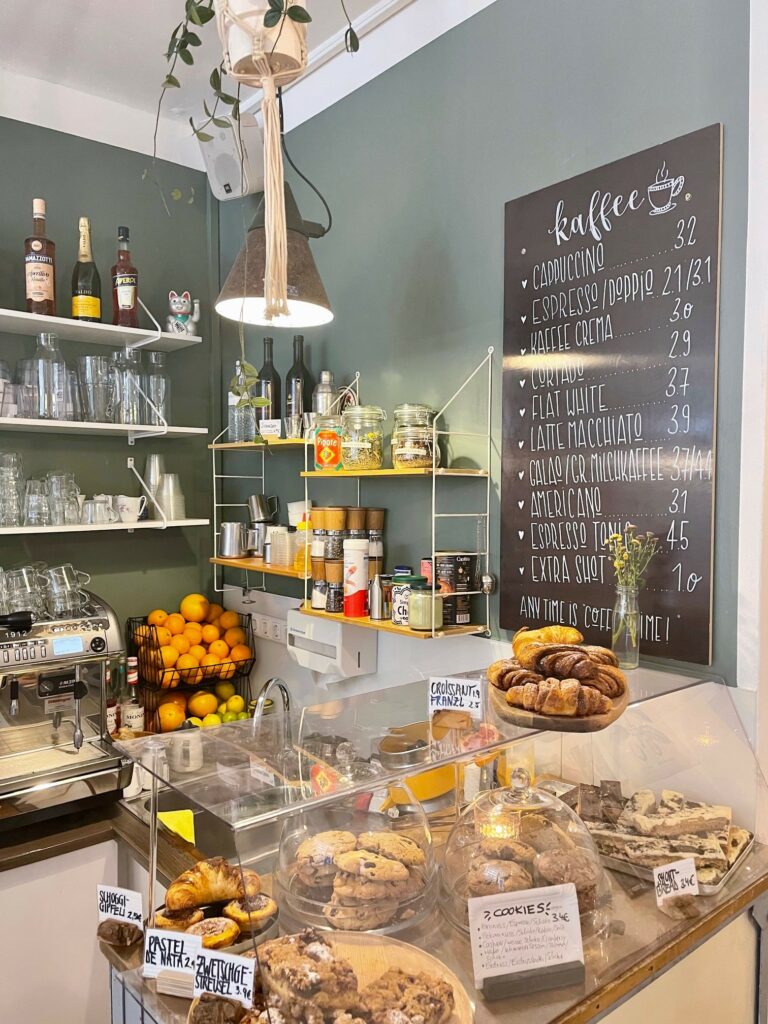 Theke mit Gebäck, Kaffeemaschine und Kreidetafel im Ooh Baby