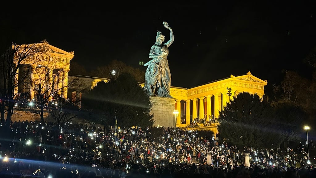 Ein Lichtermeer für die Demokratie auf der Theresienwiese © IN München