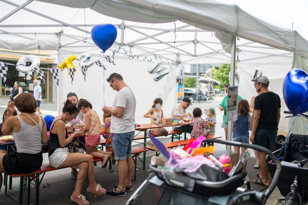 Bastelaktion für Kinder und Familien im Rahmen des kostenlosen Programms beim Kunstareal-Fest München, Mitmachzelt mit Luftballons und Dekoration
