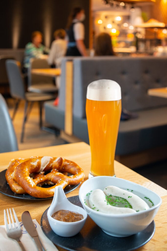 Weißwurstfrühstück mit Brezn, Senf und Weißbier