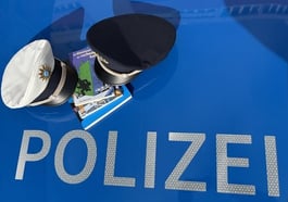 Polizist*innen lesen vor