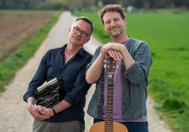 Kiefersauer macht lustig. Und Thomas ungert herum