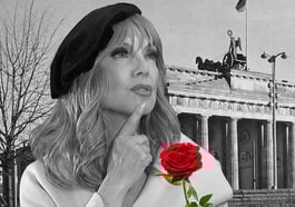 Cornelia Corba als Knef in „Verrückt ist normal“