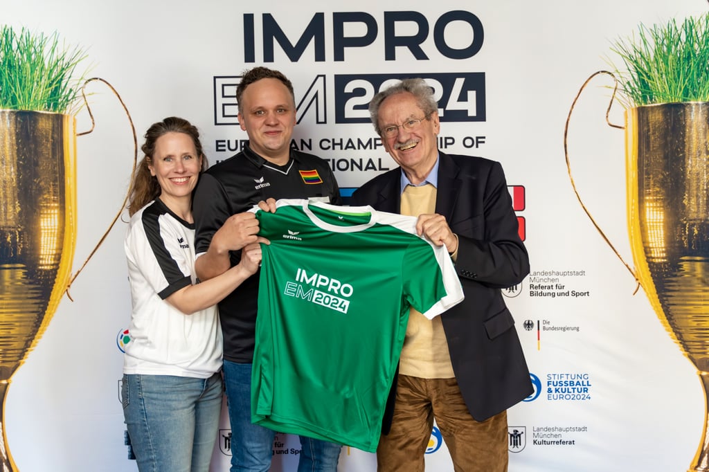 Karin Ertl, Tobias Zettelmeier und Christian Ude bei der Trikotpräsentation (© Sara Kurig)
