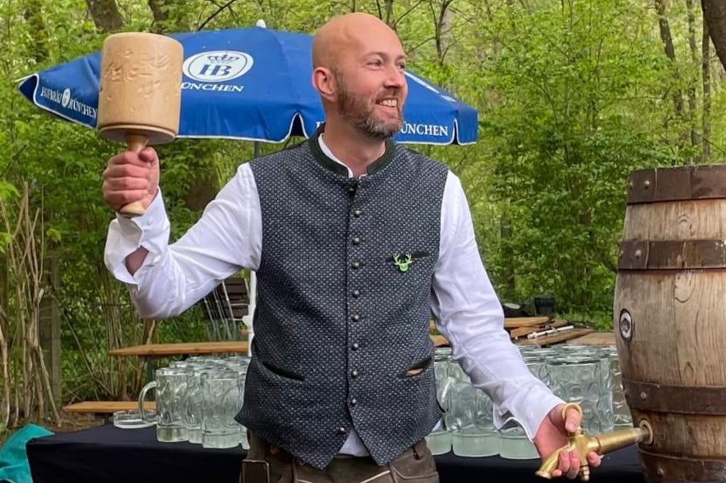 1. Mai München: Maifest und Maibaum Aufstellen bei der Giesinger Maibaumgaudi