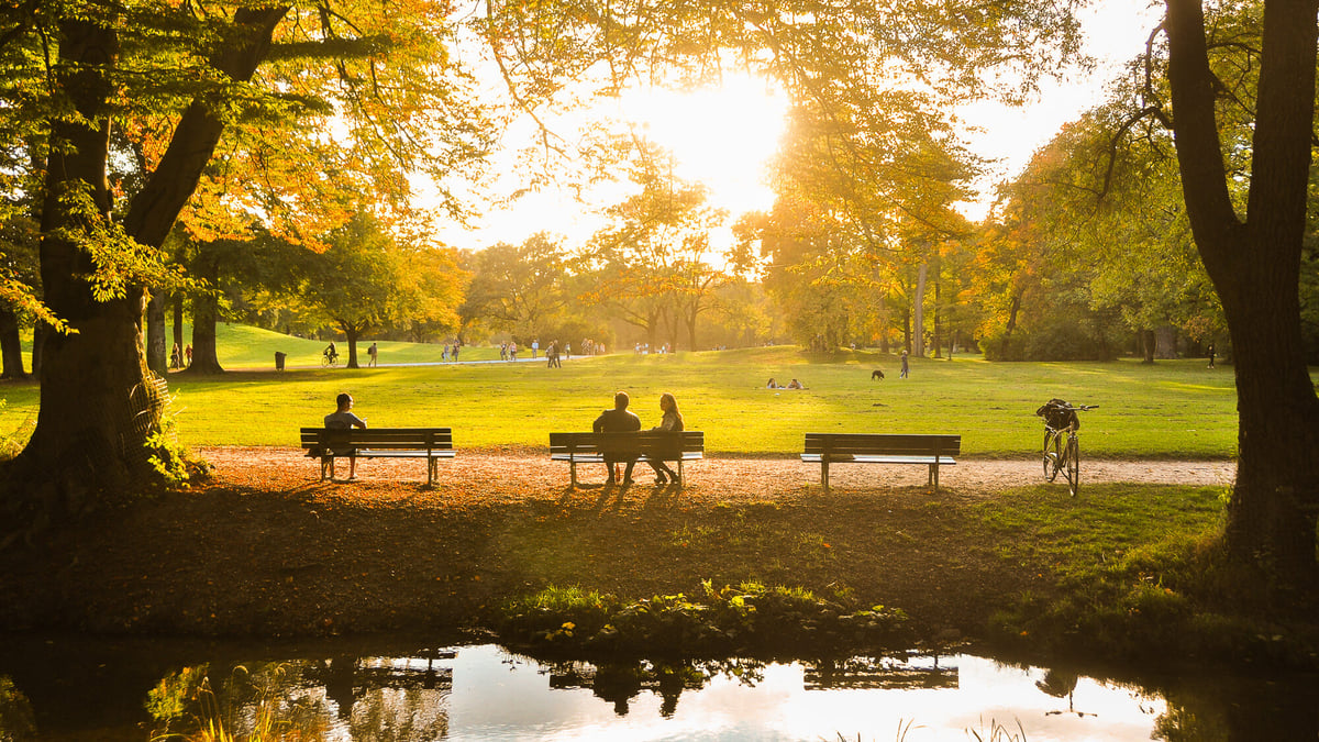 Sonnenuntergang München anschauen im Englischen Garten auf dem Monopteros