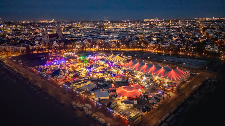 Eisstockschießen mitten auf dem Tollwood Winterfestival