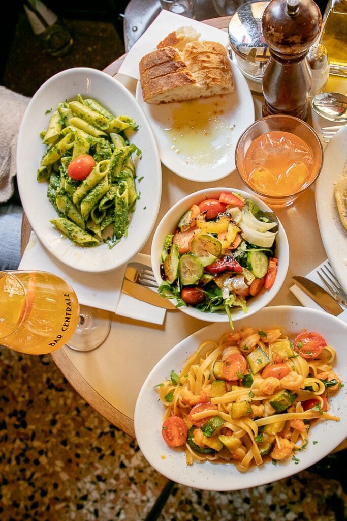 Pasta, Salat und Garnelen-Tagliatelle auf dem Tisch der Bar Centrale