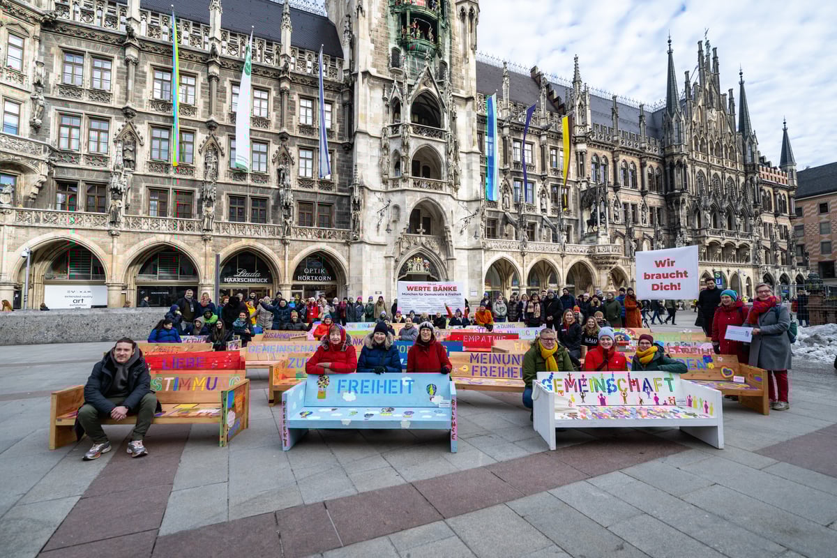 „Werte Bänke“: Tollwood setzt ein Zeichen für Demokratie und Freiheit