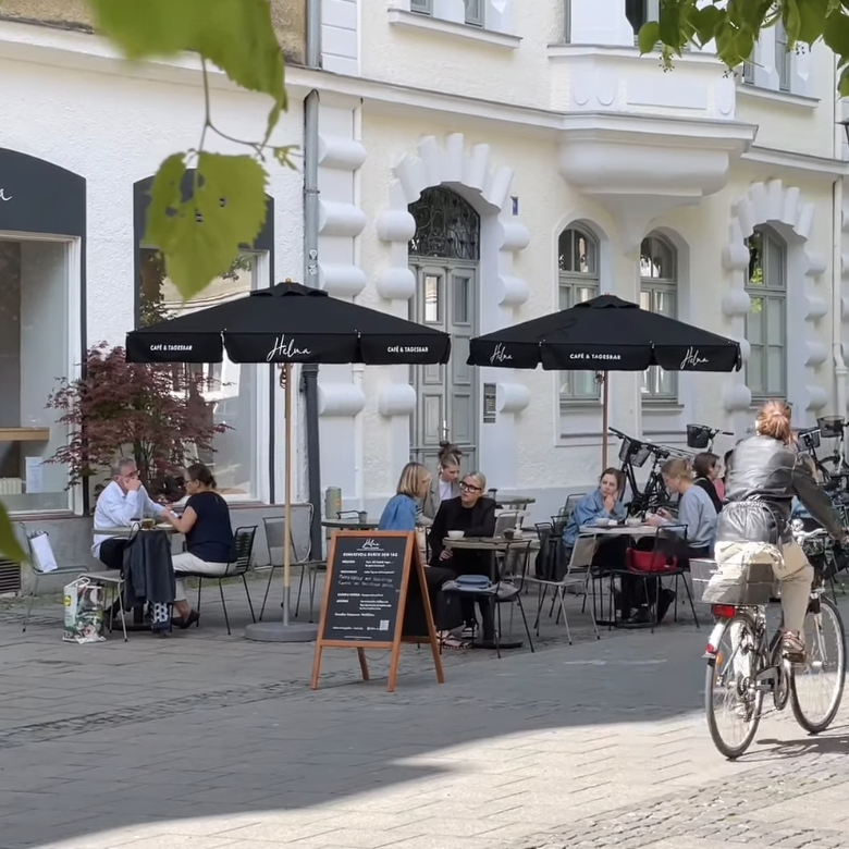 Café mit Terrasse: Helma Tagesbar und Café