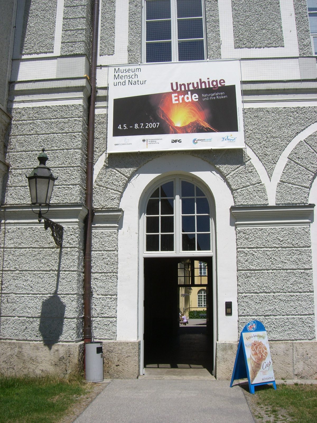 Eingang zum Museum Mensch und Natur am nördlichen Schlossrondell von Schloss Nymphenburg