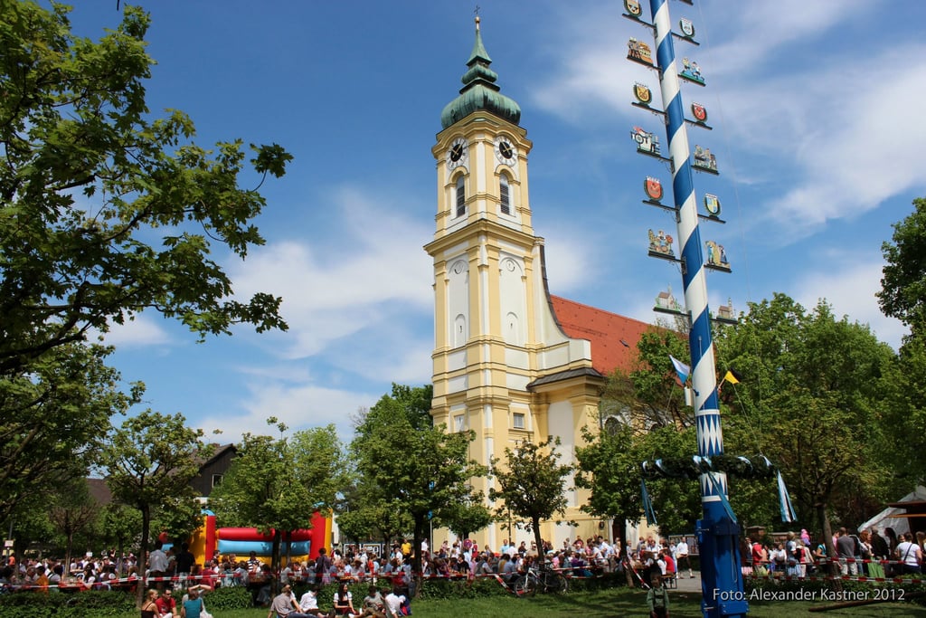 1. Mai München: Maibaum Aufstellen beim Maifest in Perlach