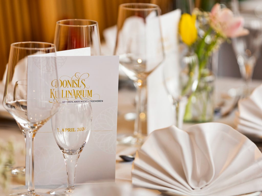 Fein eingedeckte Tische beim Donisl Kulinarium