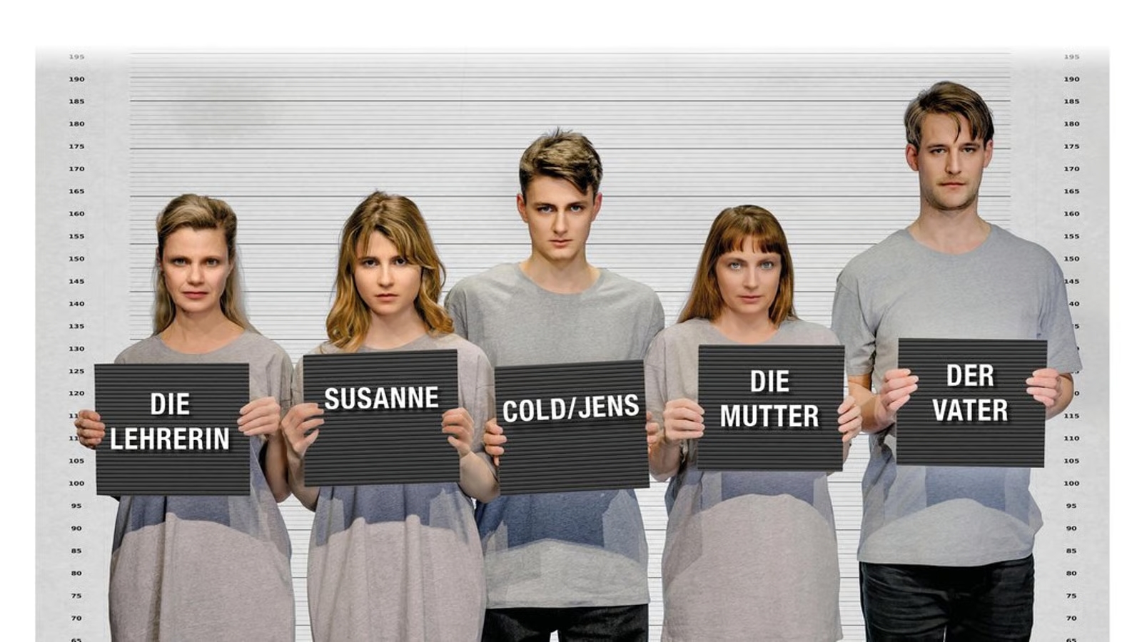 Mugshot lineup of five people holding placards with names; height chart backdrop; signs read 'DIE LEHRERIN', 'SUSANNE', 'COLD/JENS', 'DIE MUTTER', 'DER VATER'.