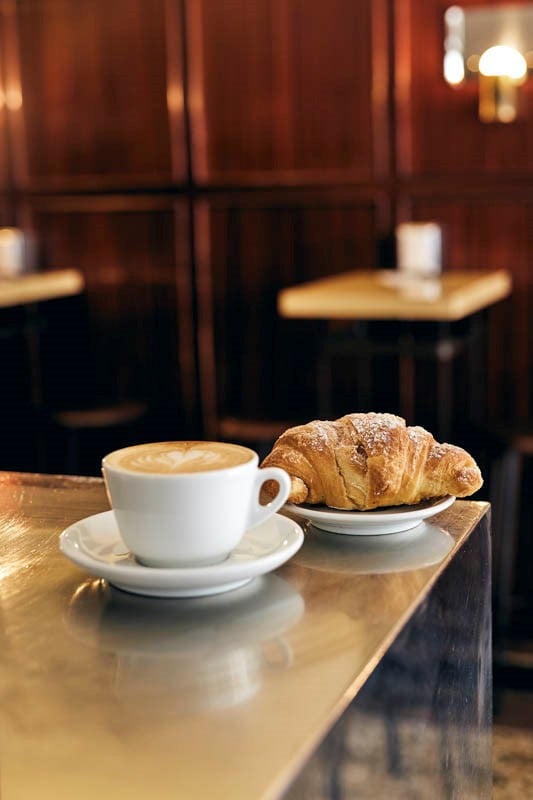Cappuccino und Croissant auf dem Tresen der Bar Centrale