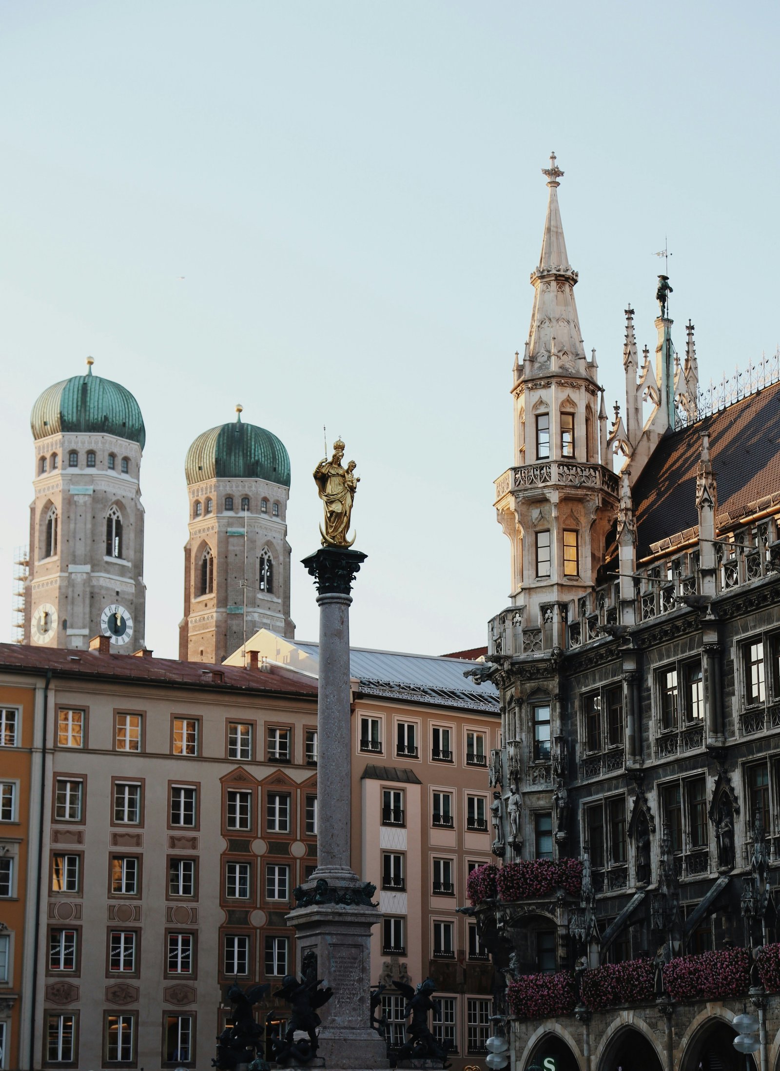 Mariensäule mit den Türmen der Frauenkirche und dem Neuen Rathaus