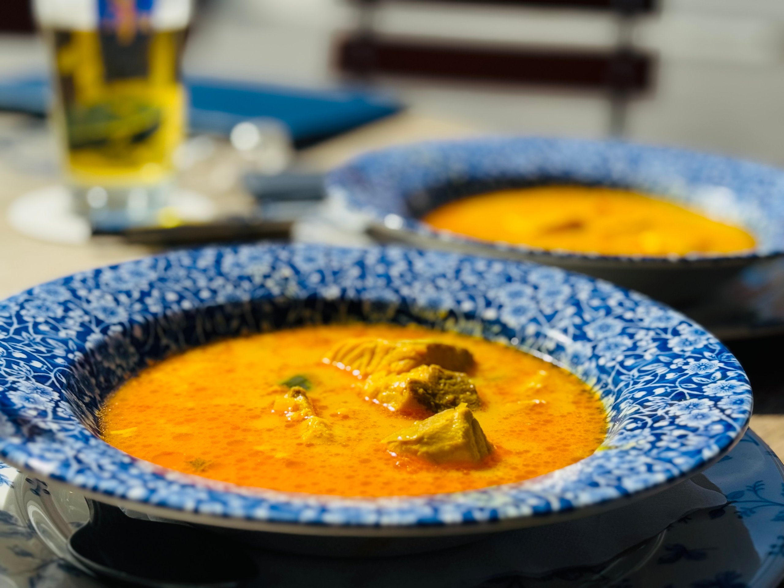 Zwei Teller Fischsuppe mit Safranbrühe in blau-weißen Porzellantellern im Mesner Gütl