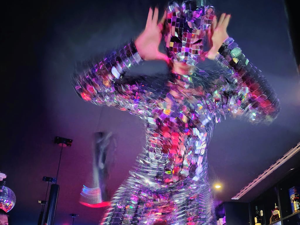 Die "tanzende Discokugel" im Schampus Club 