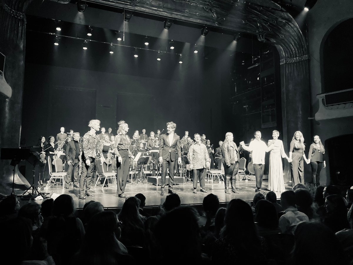 Master Of Inclusion (v.l.n.r.): Elias Krischke, Maren Solty, Joseph Bastian, Dennis Fell-Hernandez, Luisa Wöllisch, Fabian Moraw, Jelena Kuljić sowie die beiden Gebärdendolmetscherinnen