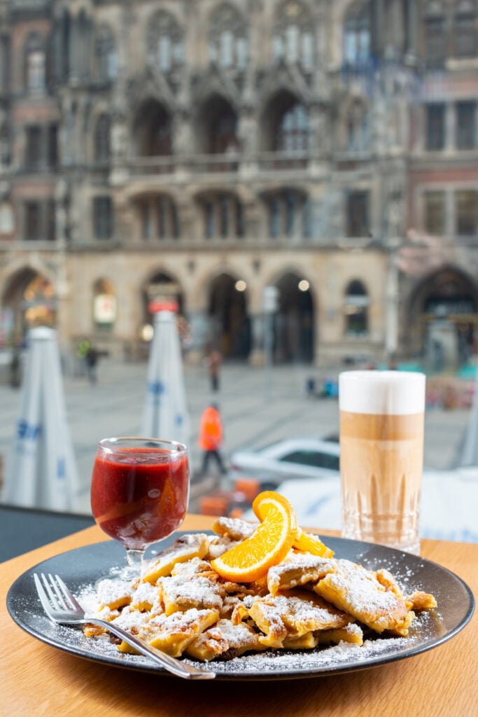Kaiserschmarrn mit Blick auf den Marienplatz und das Neue Rathaus