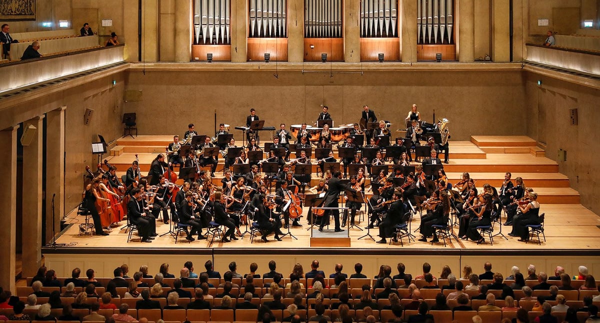 Fuad Ibrahimov dirigiert die Neue Philharmonie München