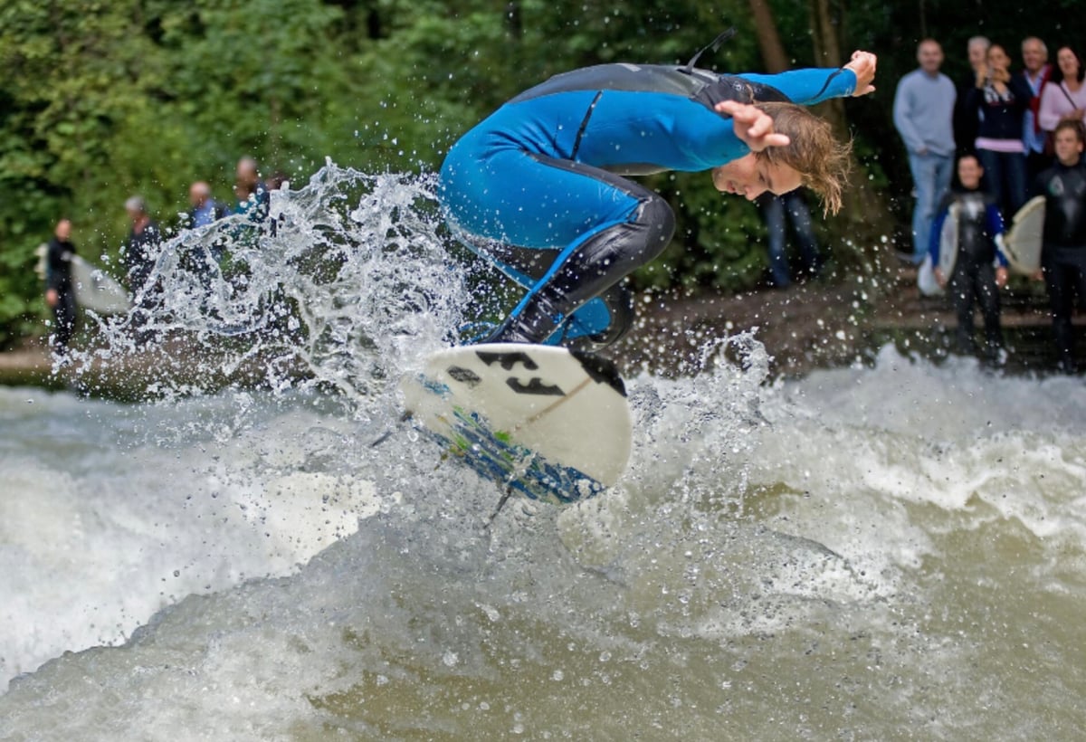 Surfen München: Surfer in der Eisbachwelle im Englischen Garten München