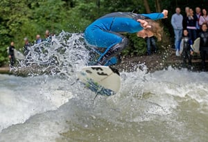 Surfen in München: Die besten Spots für Wellenreiter – auch indoor