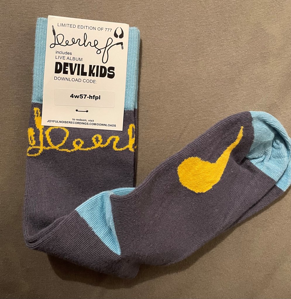 Ein Live-Album als Socken: Kreativer Merch von Deerhoof
