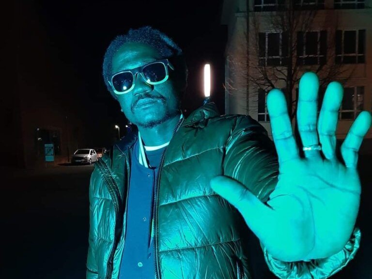 Mit Tcho Man ist ein Reggae-Künstler aus dem westafrikanischen Land Guinea am Start.