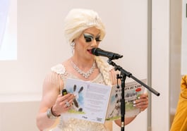 Bilderbuchkino mit Drag-Queen Vicky Voyage