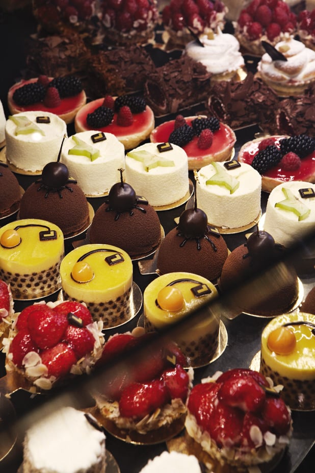 Frische Törtchen mit Himbeeren und Schokolade in der Confiserie