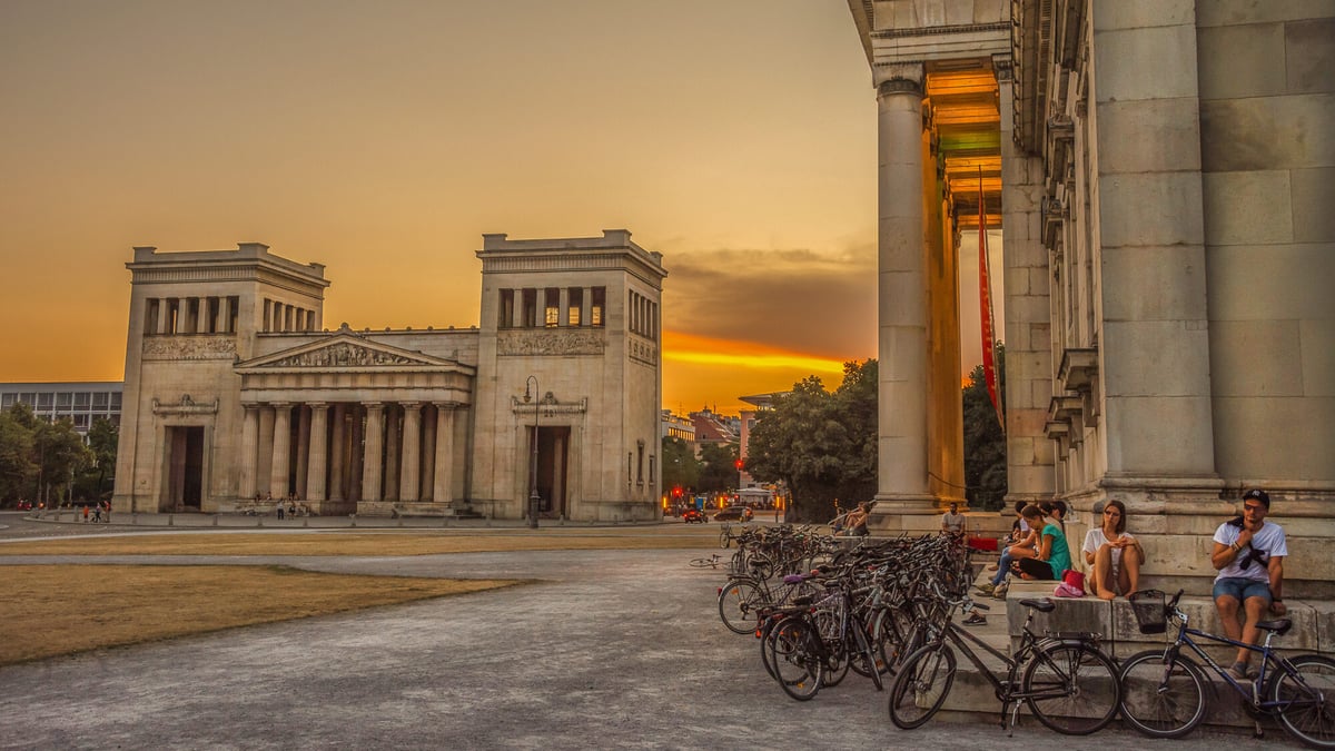Sonnenuntergang München anschauen am Königsplatz
