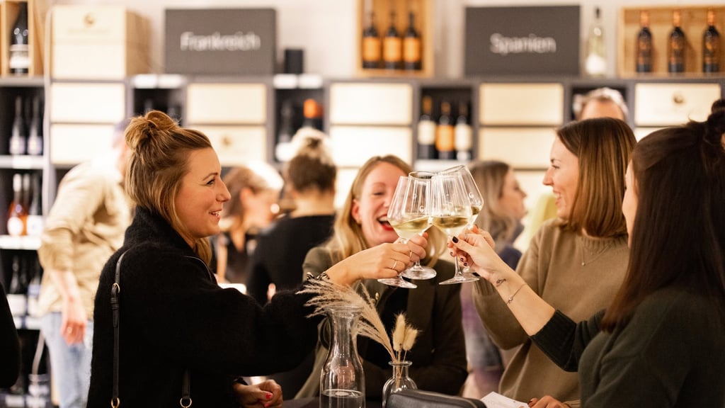 Anstoßen im Wein-Moment